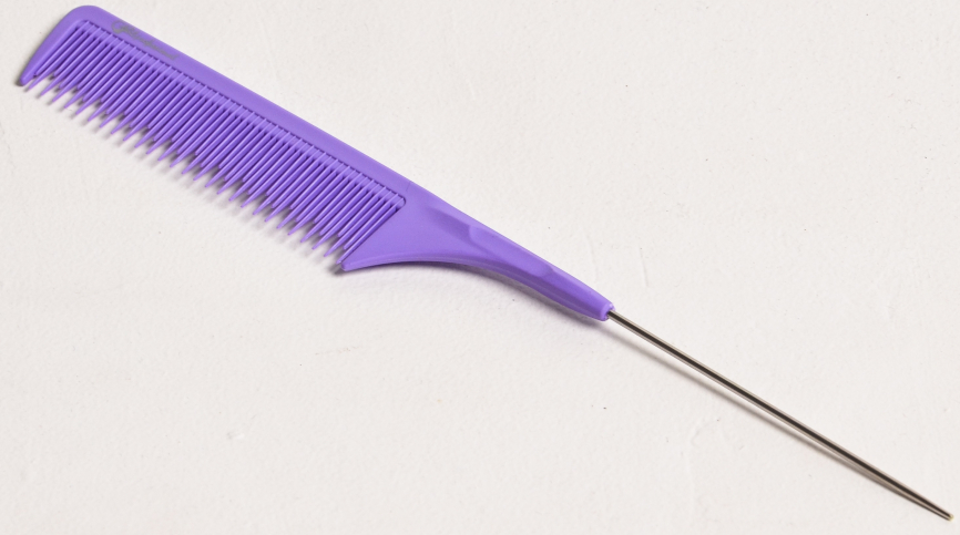 Расческа карбоновая для стрижки волос Gera Professional GPR00304, металл. хвостик, фиолет GP-1471 фото 1