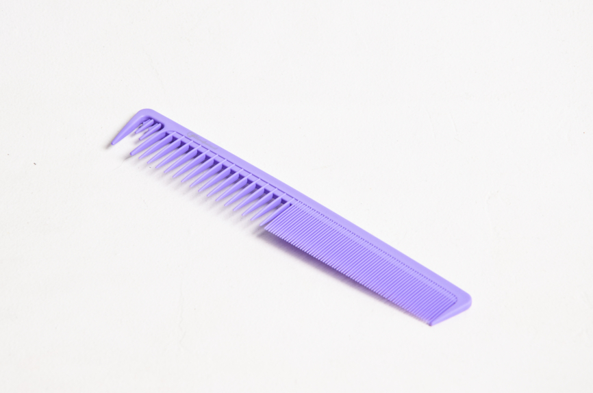 Расческа карбоновая для стрижки волос Gera Professional GPR00308, цвет фиолетовый GP-1475 фото 1